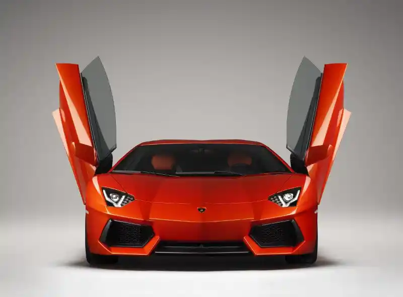 hire Lamborghini-Avantador